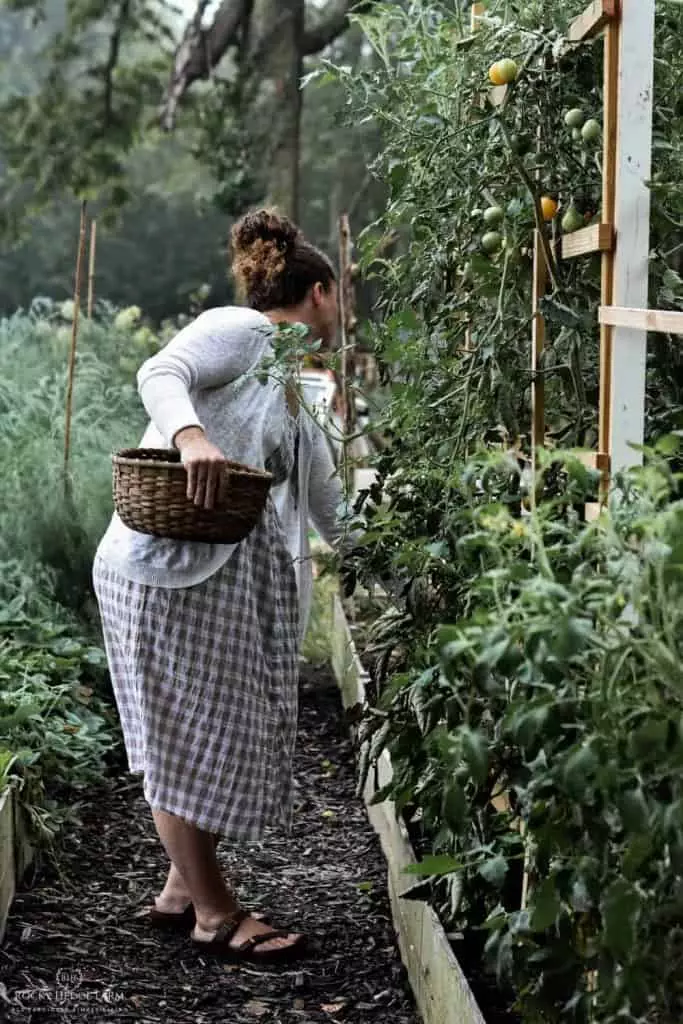 how to build cedar picket fence garden bed